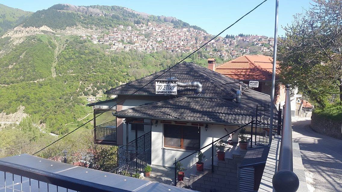Η ταβέρνα από τον δρόμο την άνοιξη